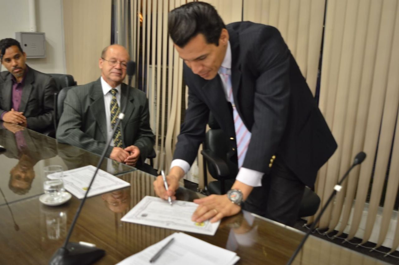 Diretor-Presidente Elton assinando o termo de credenciamento da AJISP
